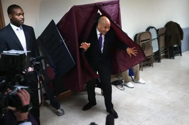 Il neosenatore degli Stati Uniti Cory Booker nel seggio dove ha votato 