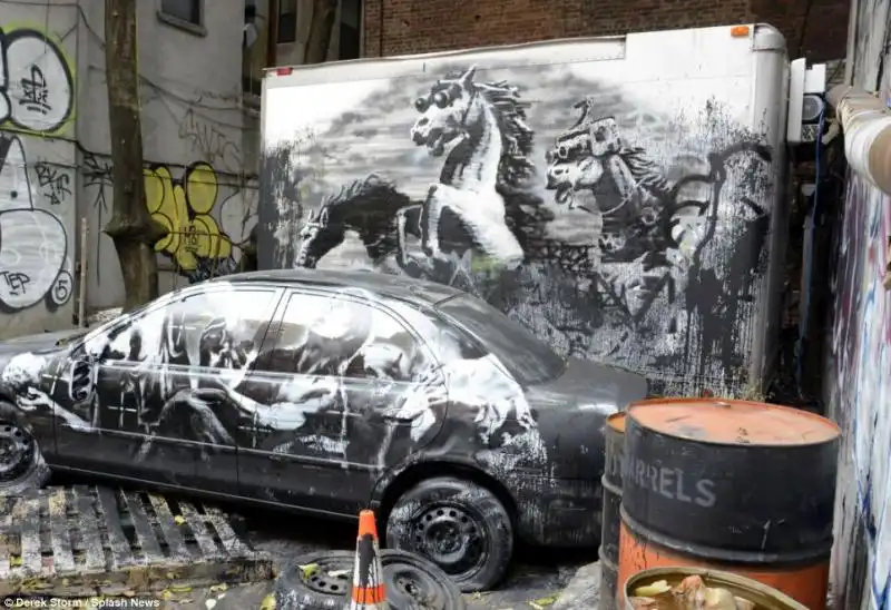 OPERA DI BANKSY A NEW YORK CAVALLI E MORTE IN IRAQ 