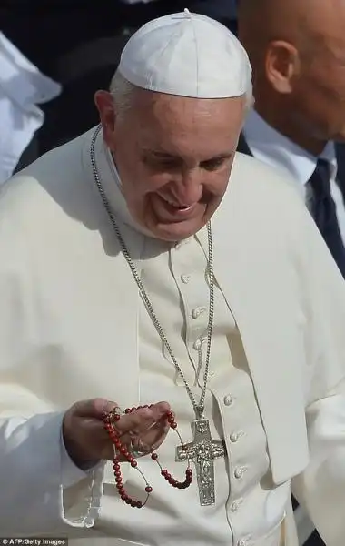 PAPA BERGOGLIO CON IL ROSARIO COME ORECCHINO 