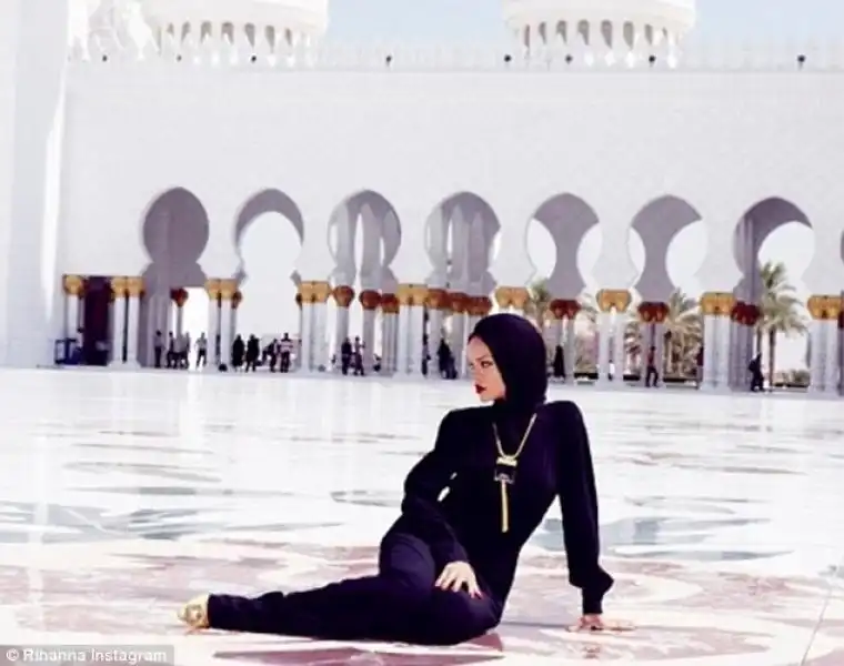 RIHANNA ALLA MOSCHEA DI ABU DHABI 