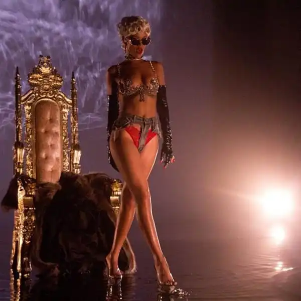 RIHANNA POUR IT UP 