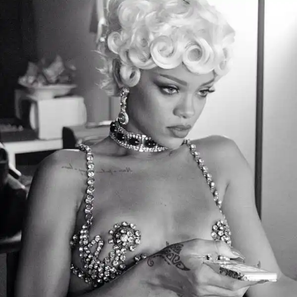 RIHANNA POUR IT UP 