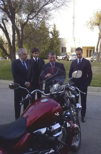 ROBERTO E MATTEO COLANINNO REGALANO UNA MOTO AL RE ABDULLAH DI GIORDANIA 