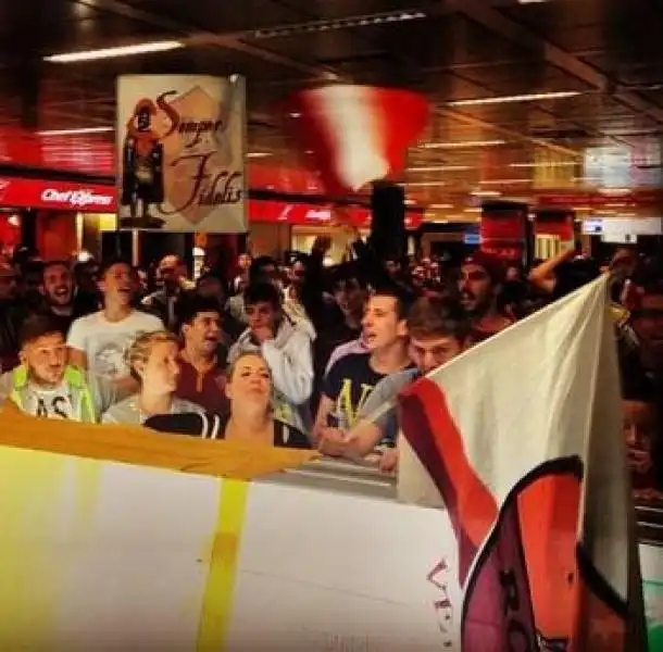 Roma tifosi attendono arrivo squadra a Fiumicino 