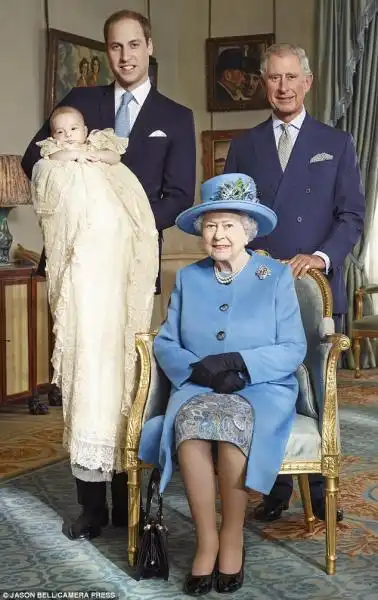 ROYAL FAMILY CON BABY GEORGE