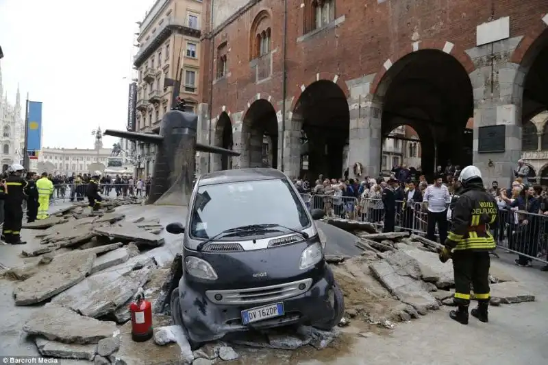 SOTTOMARINO EMERGE VICINO AL DUOMO DI MILANO 