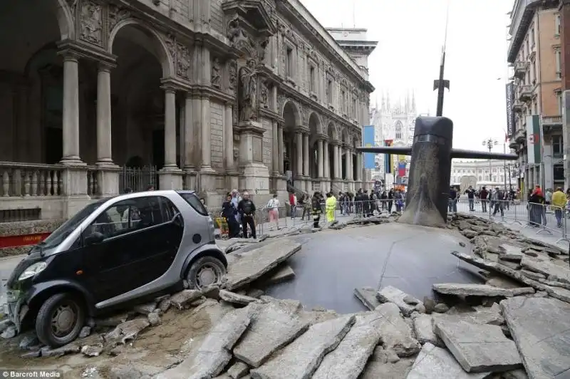 SOTTOMARINO EMERGE VICINO AL DUOMO DI MILANO 