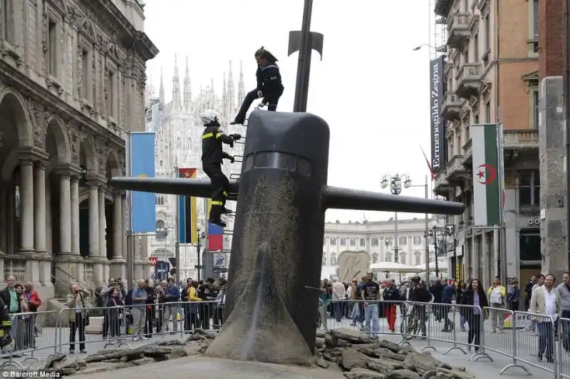 SOTTOMARINO EMERGE VICINO AL DUOMO DI MILANO 