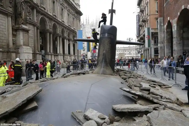 SOTTOMARINO EMERGE VICINO AL DUOMO DI MILANO 