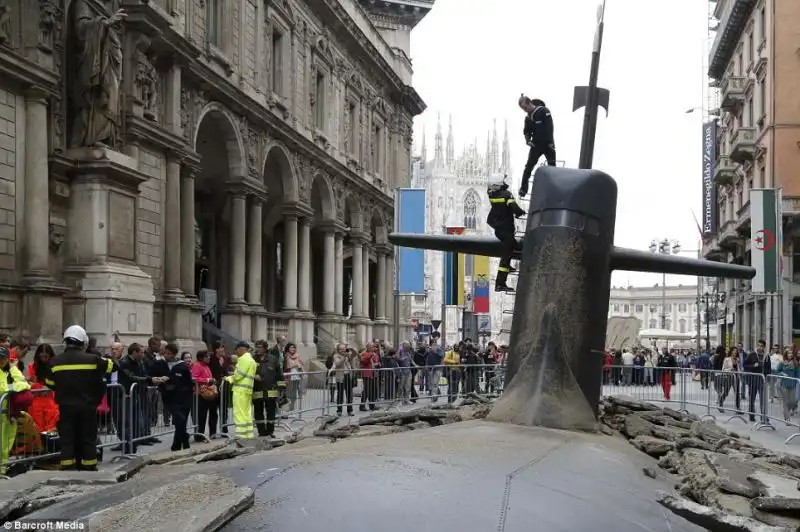 SOTTOMARINO EMERGE VICINO AL DUOMO DI MILANO 