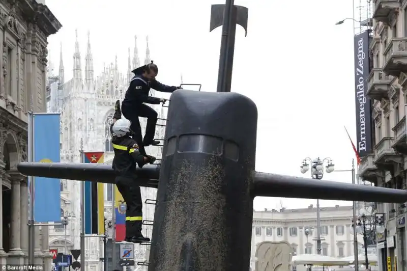 SOTTOMARINO EMERGE VICINO AL DUOMO DI MILANO 