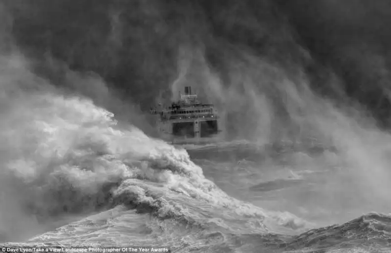 traghetto in una tempesta 