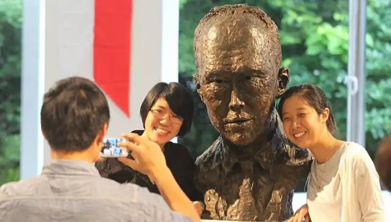 busto di lee kuan yew, all’universita?? di singapore di tecnologia e design 