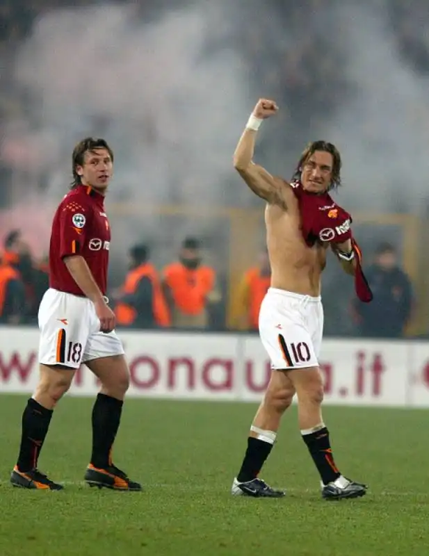 2004   l'esultanza di totti e cassano dopo la vittoria contro la juventus