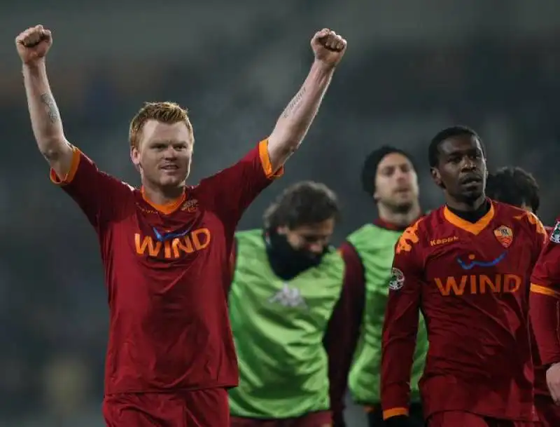 2010   riise festeggia per la vittoria della roma a torino contro la juventus