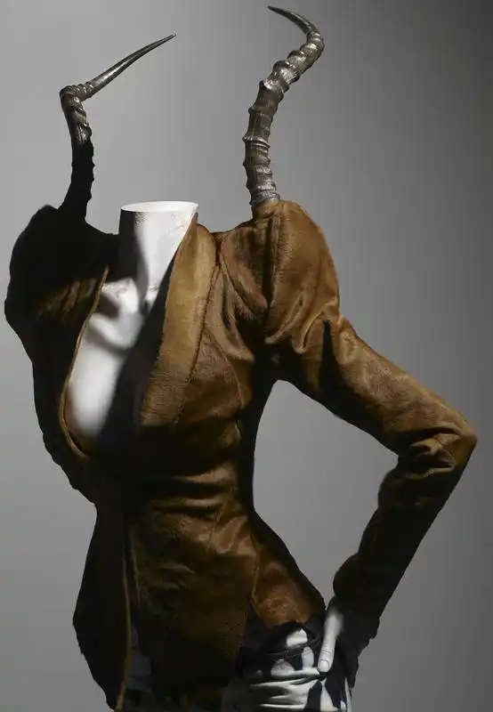 alexander mcqueen: savage beauty 14