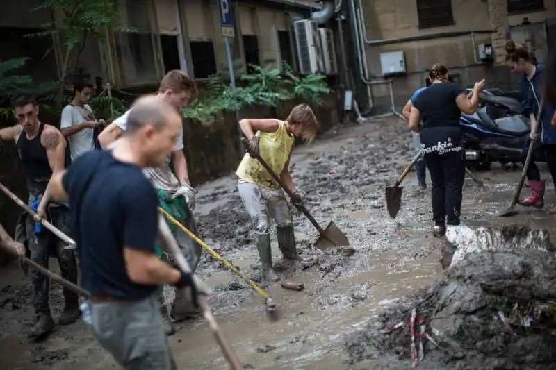 alluvione a genova   i ragazzi spalano il fango  14