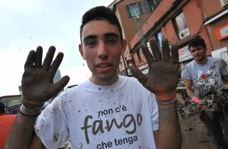 alluvione a genova   i ragazzi spalano il fango  9