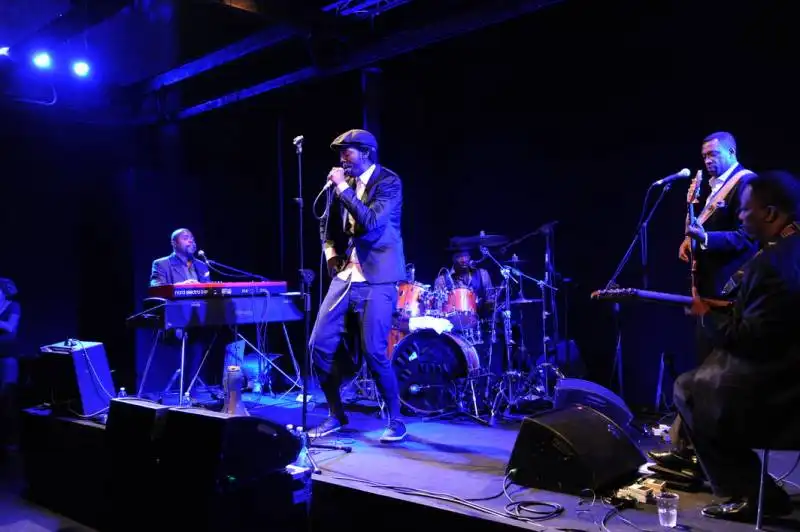 baloji in concerto con l orchestra della katuba