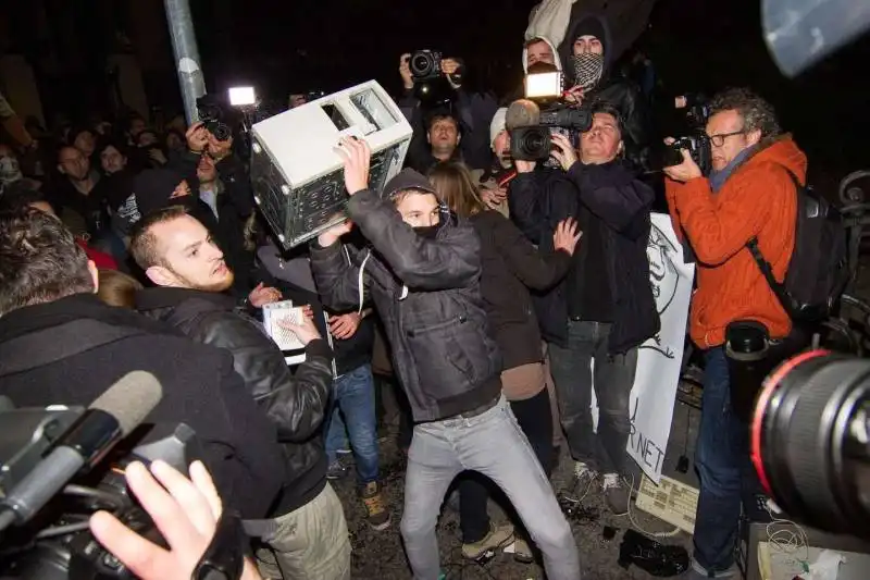  budapest, 26 ottobre 2014: proteste di piazza contro la internet tax decisa dal premier viktor orban 12