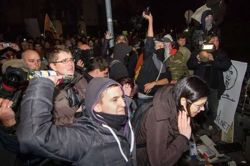  budapest, 26 ottobre 2014: proteste di piazza contro la internet tax decisa dal premier viktor orban 3