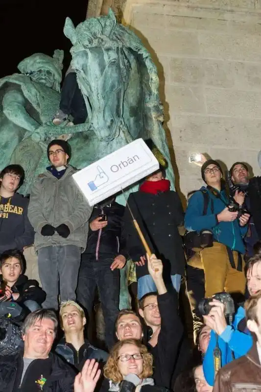  budapest, 26 ottobre 2014: proteste di piazza contro la internet tax decisa dal premier viktor orban 4