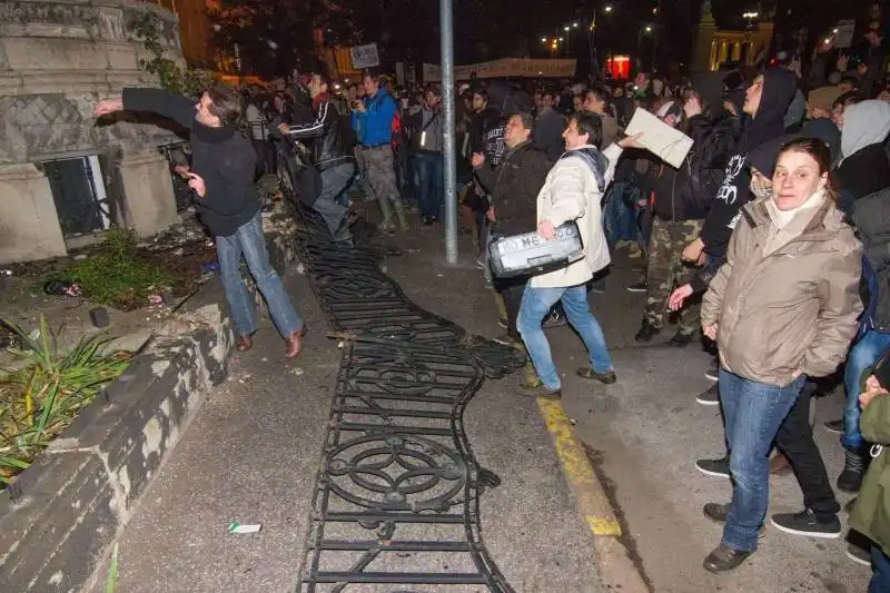  budapest, 26 ottobre 2014: proteste di piazza contro la internet tax decisa dal premier viktor orban 7