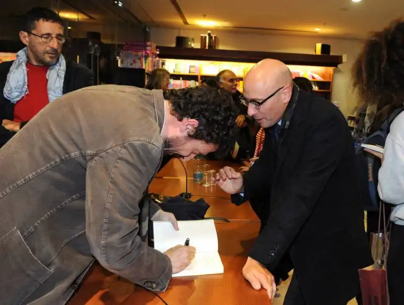 buttafuoco autografa il libro a mario vattani