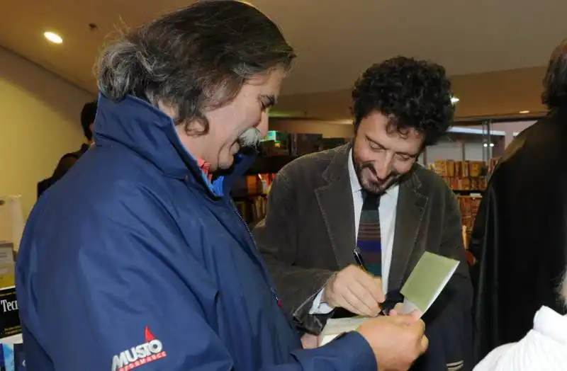 buttafuoco autografa il libro presentato