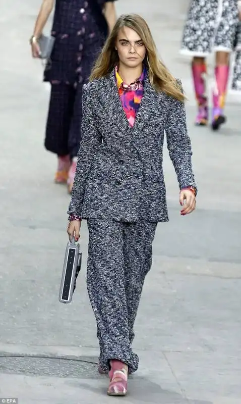 cara delevingne alla sfilata chanel con cartelli di protesta 