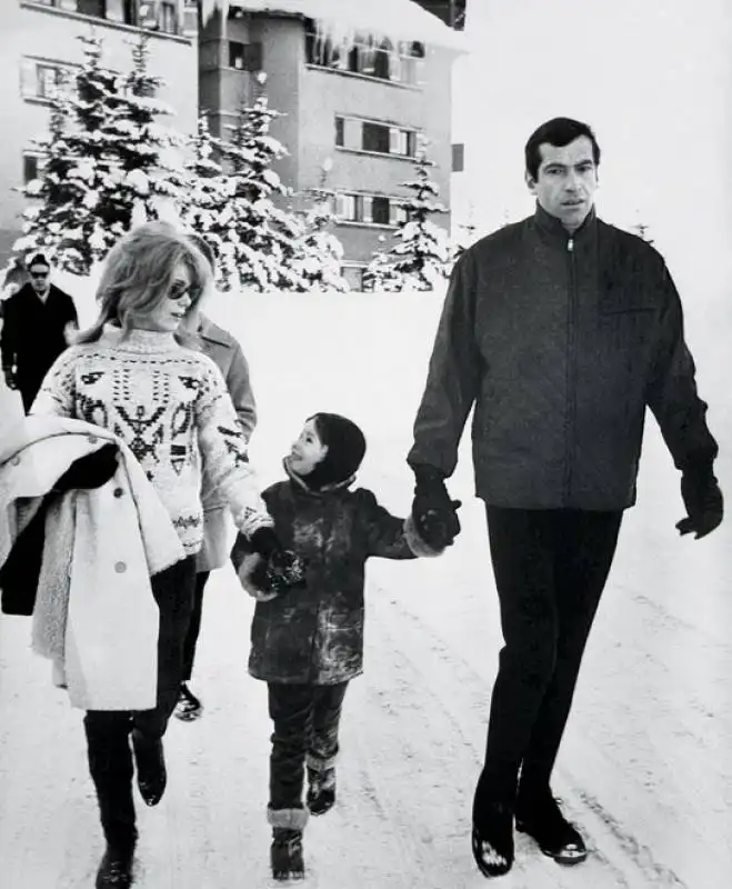 catherine deneuve e roger vadim con la figlia di lui nathalie a megeve in francia nel 1963