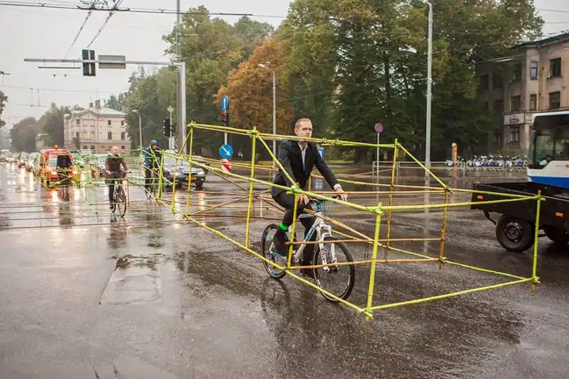 differenza di spazio occupato tra auto e bici 1