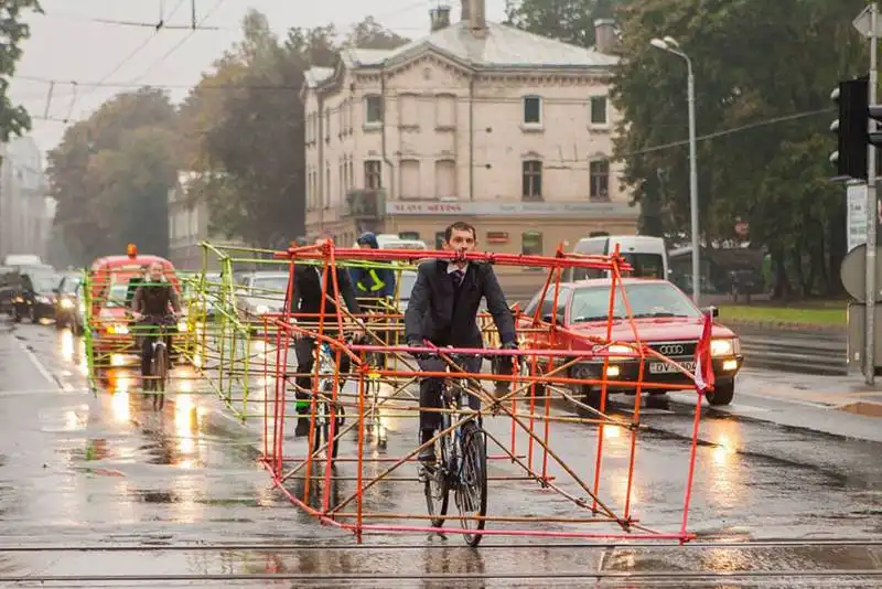 differenza di spazio occupato tra auto e bici 4