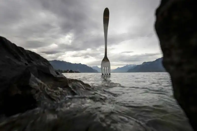 forchetta gigante in svizzera dell'artista jean pierre zaugg