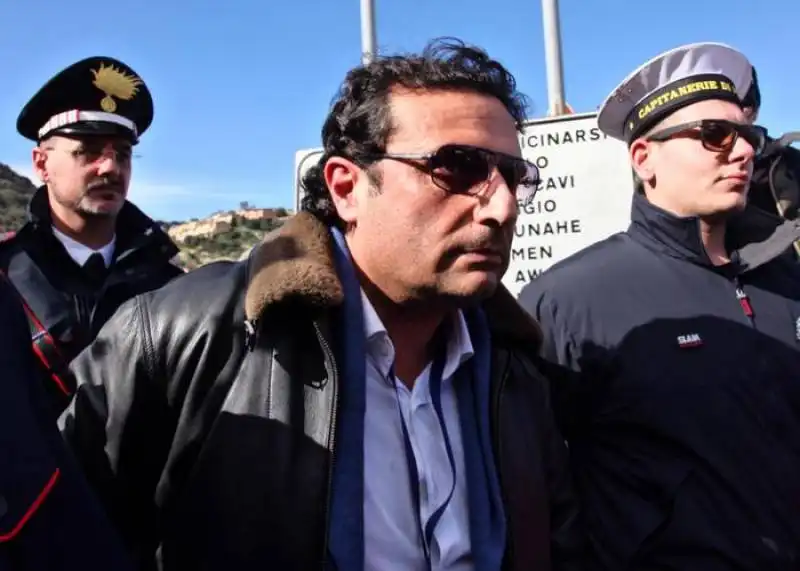 francesco schettino 60476a086400cff41a84032daaaf5c38