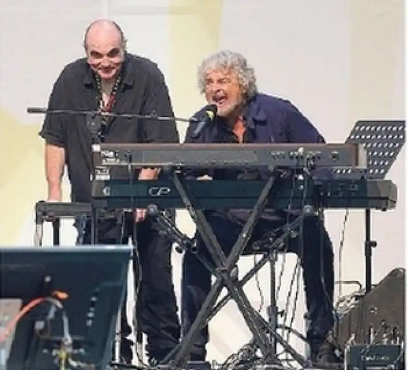 GRILLO SUONA E CANTA AL CIRCO MASSIMO  