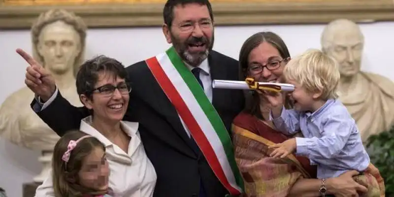 Ignazio Marino con una delle 16 coppie di cui oggi ha trascritto il matrimonio contratto allâ€™estero 