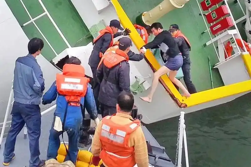 il capitano del traghetto coreano lo abbandona in mutande