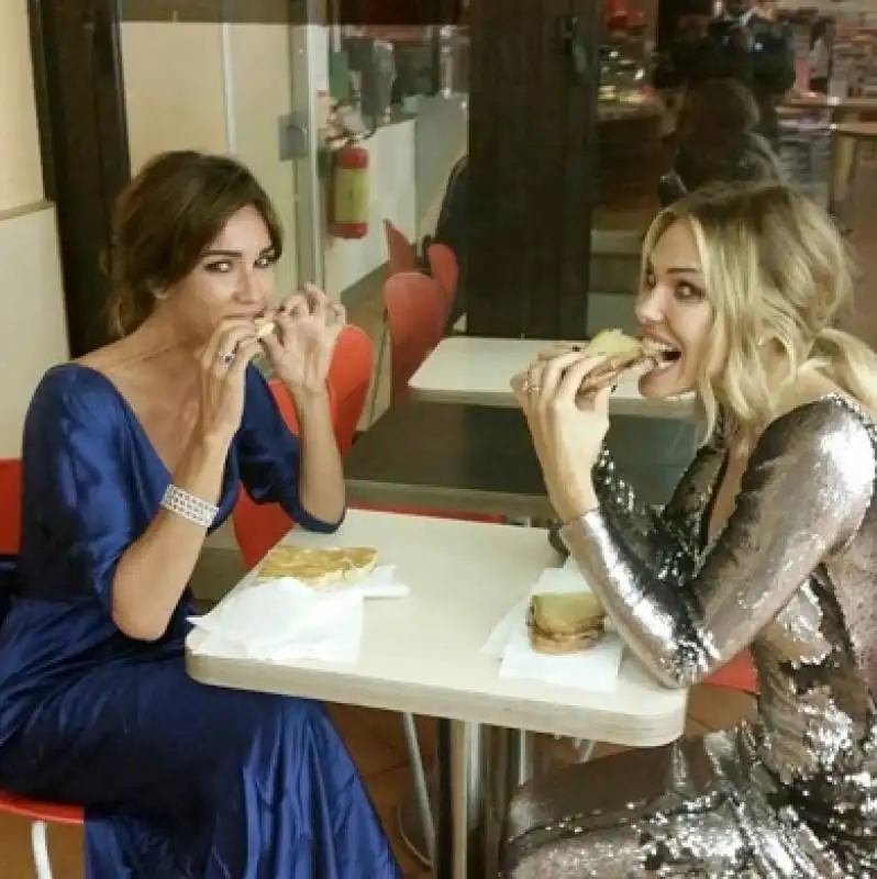 ilary blasi e silvia toffanin mangiano in autogrill