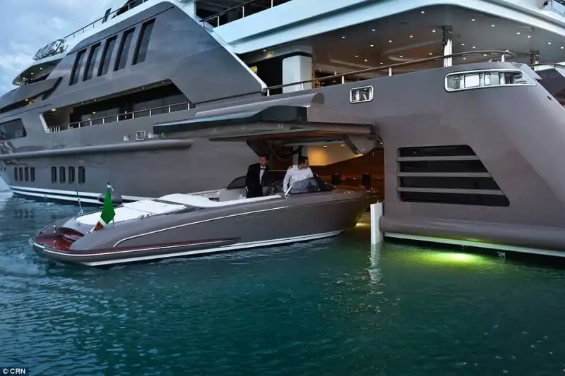 jade yacht con garage 1