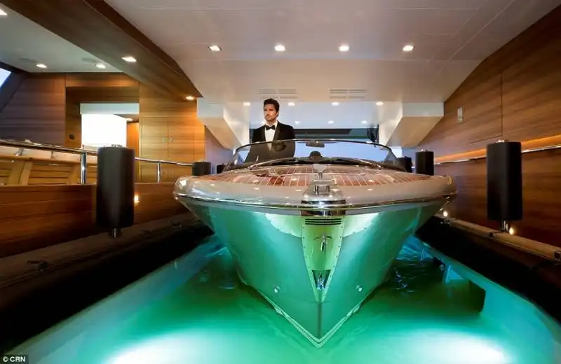 jade yacht con garage 2