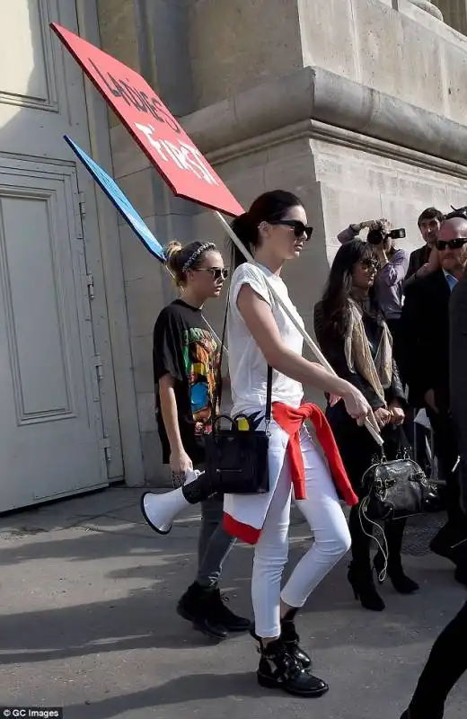 kendall jenner cara delevingne alla sfilata chanel con cartelli di protesta 