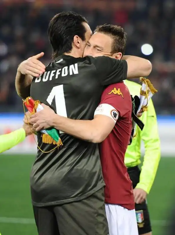 l'abbraccio tra buffon e totti