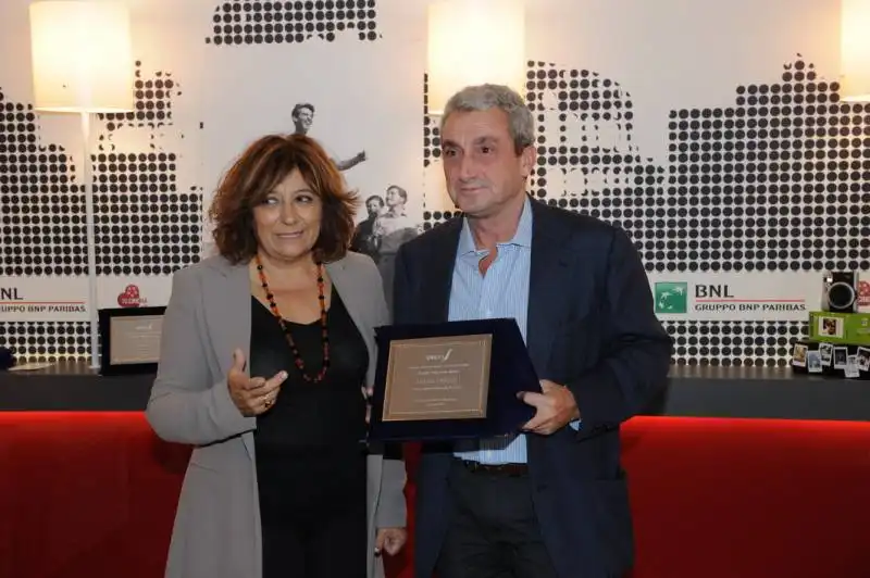 laura delli colli premia gianni fiorito