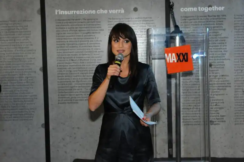 lorena bianchetti presenta la serata