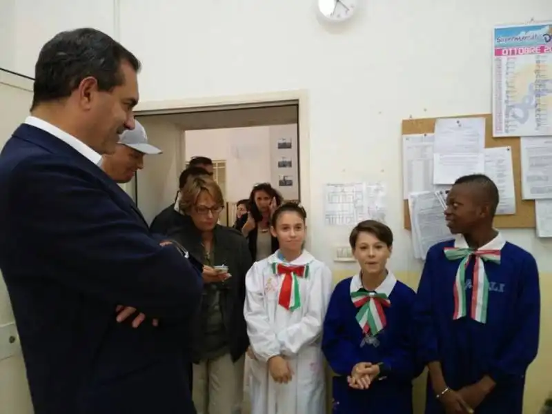 luigi de magistris fa visita a una scuola