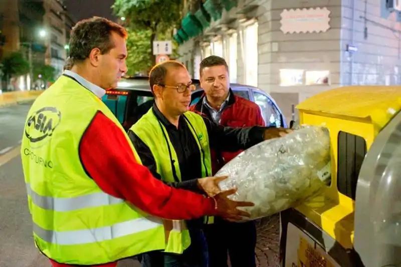 luigi de magistris raccoglie l'immondizia di notte 