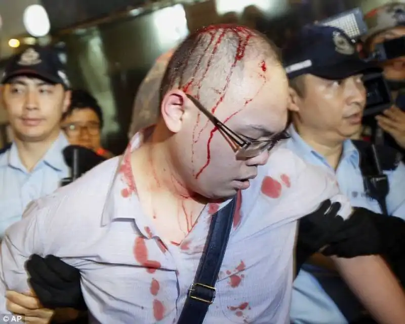 manifestante picchiato dai residenti di hong kong