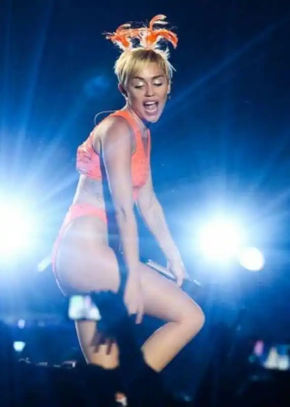 miley cyrus  bangerz tour in santiago  01 300x420