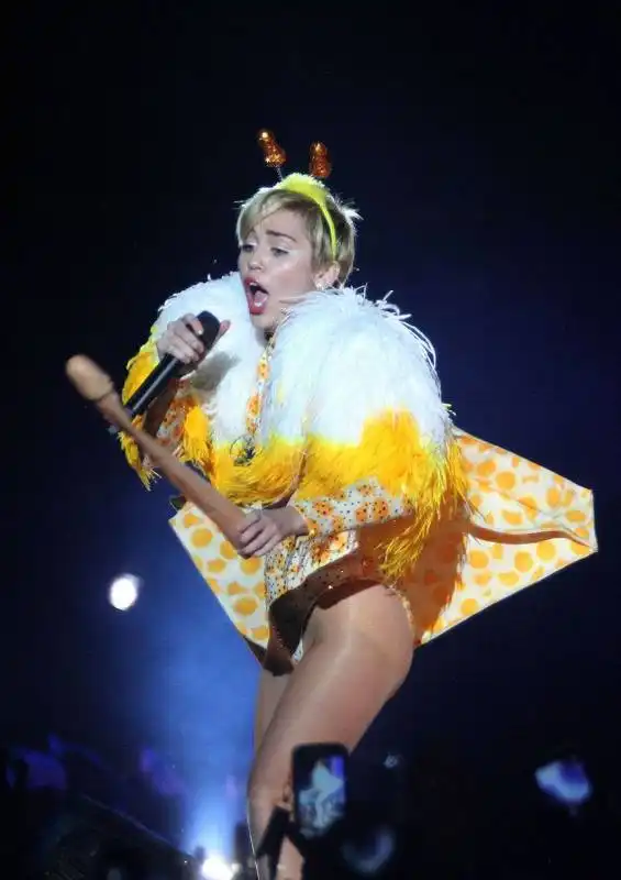 miley cyrus on bangerz tour in buenos aires 7